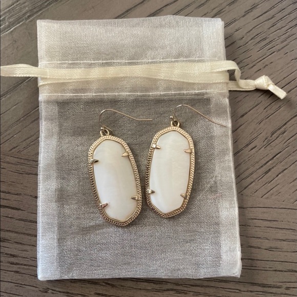 Kendra Scott White Pearl Earrings NWOT - Picture 1 of 1